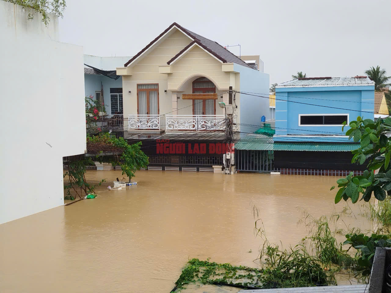 Tâm lũ Nha Trang tan hoang, nhiều người dân phá mái nhà thoát thân- Ảnh 2.