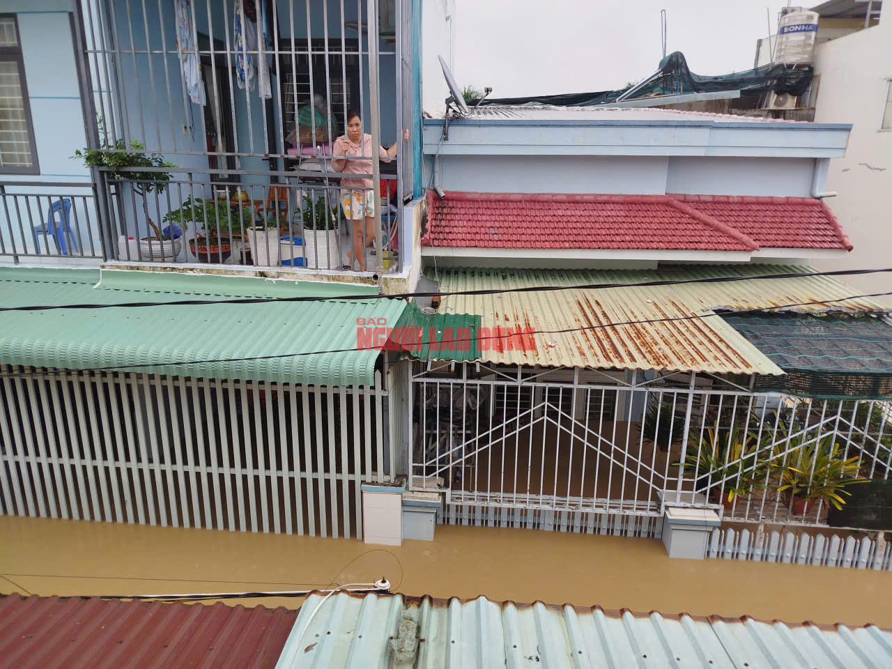Tâm lũ Nha Trang tan hoang, nhiều người dân phá mái nhà thoát thân- Ảnh 3.