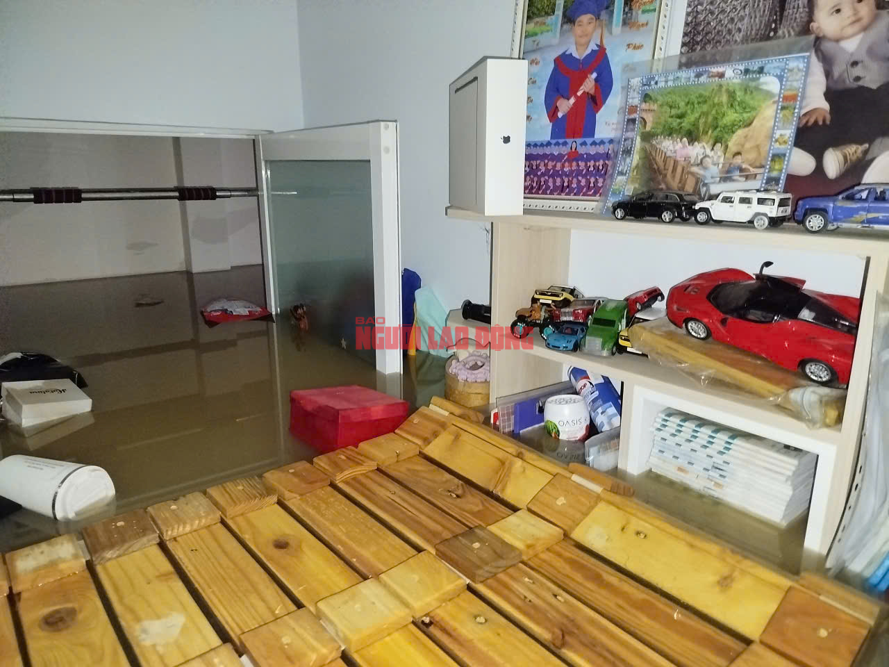 Tâm lũ Nha Trang tan hoang, nhiều người dân phá mái nhà thoát thân- Ảnh 5.