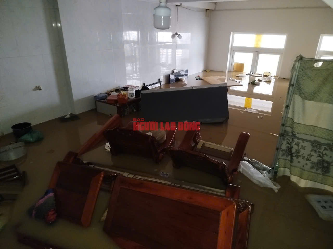 Tâm lũ Nha Trang tan hoang, nhiều người dân phá mái nhà thoát thân- Ảnh 6.