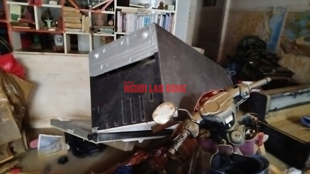 Tâm lũ Nha Trang tan hoang, nhiều người dân phá mái nhà thoát thân- Ảnh 8.