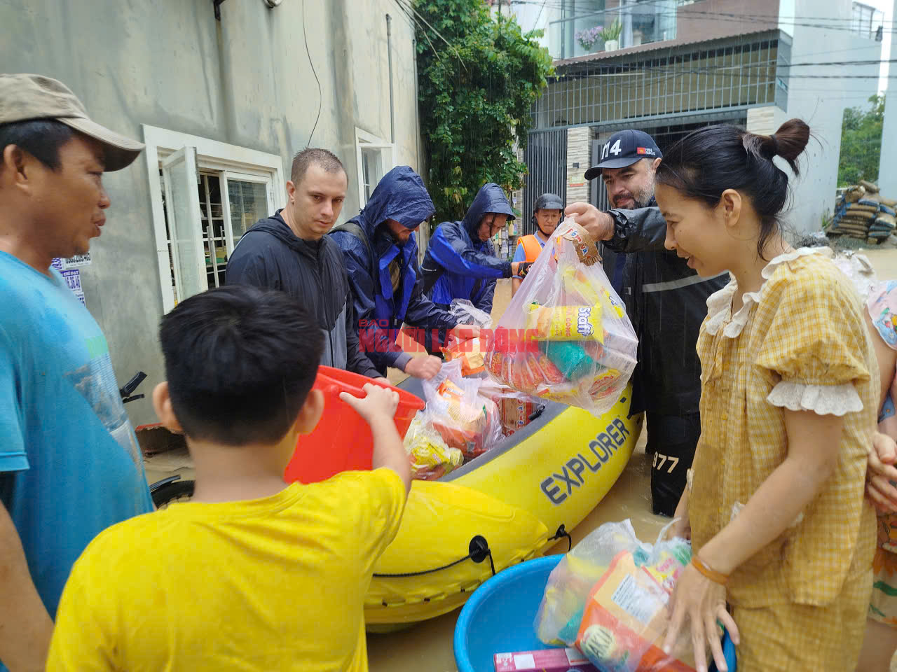 Tâm lũ Nha Trang tan hoang, nhiều người dân phá mái nhà thoát thân- Ảnh 10.