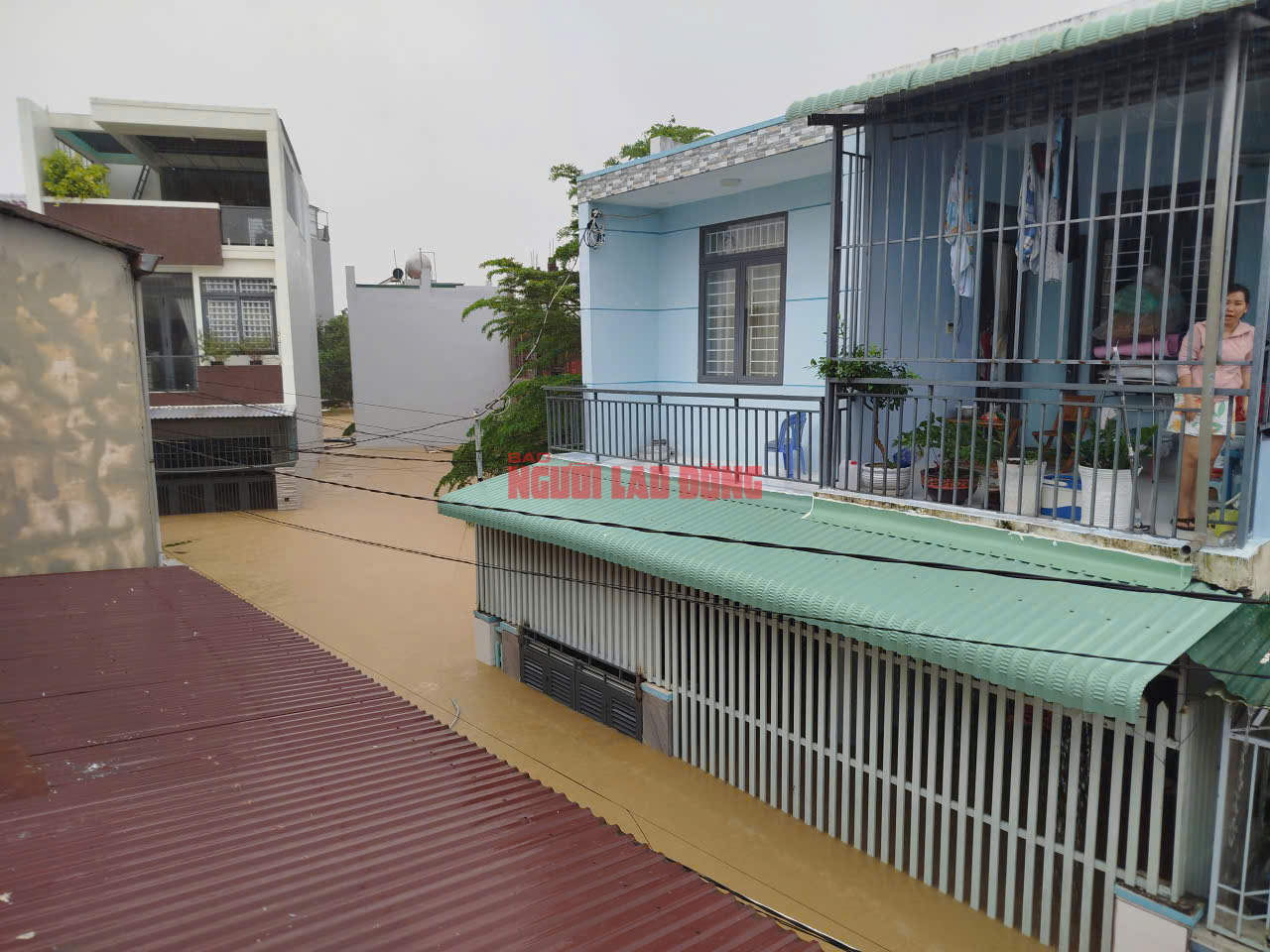 Tâm lũ Nha Trang tan hoang, nhiều người dân phá mái nhà thoát thân- Ảnh 1.