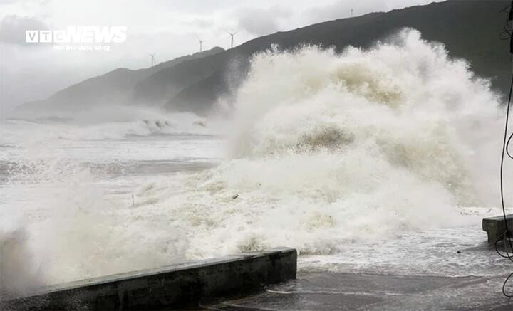 Dự báo Biển Đông sắp đón bão số 15, miền Trung đối mặt đợt mưa mới- Ảnh 1.