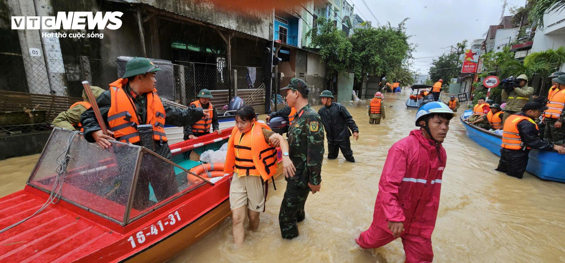 Toàn cảnh mưa lũ Nam Trung bộ: Hàng vạn nhà ngập sâu, dân dỡ ngói ngoi lên cầu cứu- Ảnh 9.