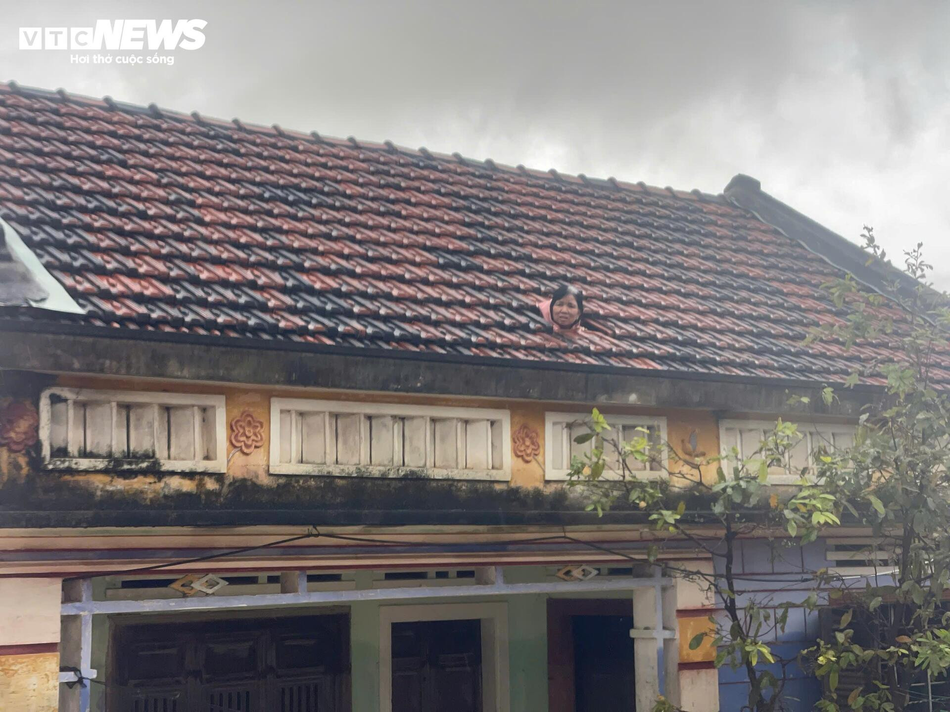 Toàn cảnh mưa lũ Nam Trung bộ: Hàng vạn nhà ngập sâu, dân dỡ ngói ngoi lên cầu cứu- Ảnh 4.