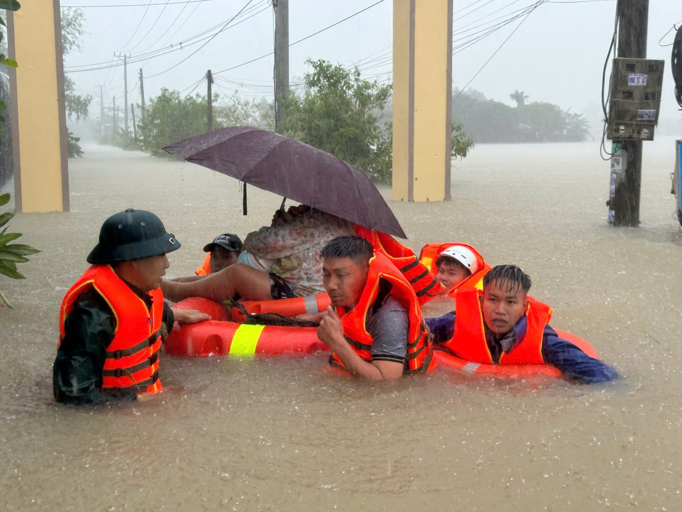 Xúc động cảnh giải cứu người già, trẻ sơ sinh khỏi vùng lũ dữ- Ảnh 4.