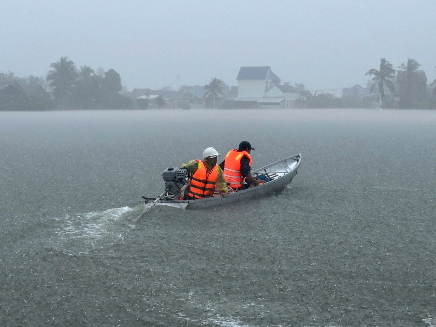Xúc động cảnh giải cứu người già, trẻ sơ sinh khỏi vùng lũ dữ- Ảnh 3.