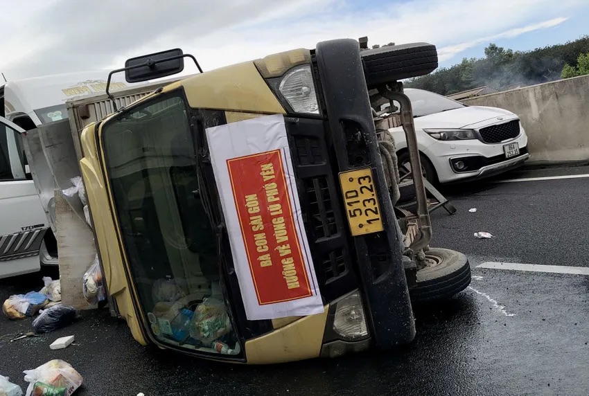 Xe chở hàng cứu trợ gặp nạn trên tuyến cao tốc Phan Thiết - Dầu Giây- Ảnh 1. Xe chở hàng cứu trợ gặp nạn trên tuyến cao tốc Phan Thiết - Dầu Giây- Ảnh 1.