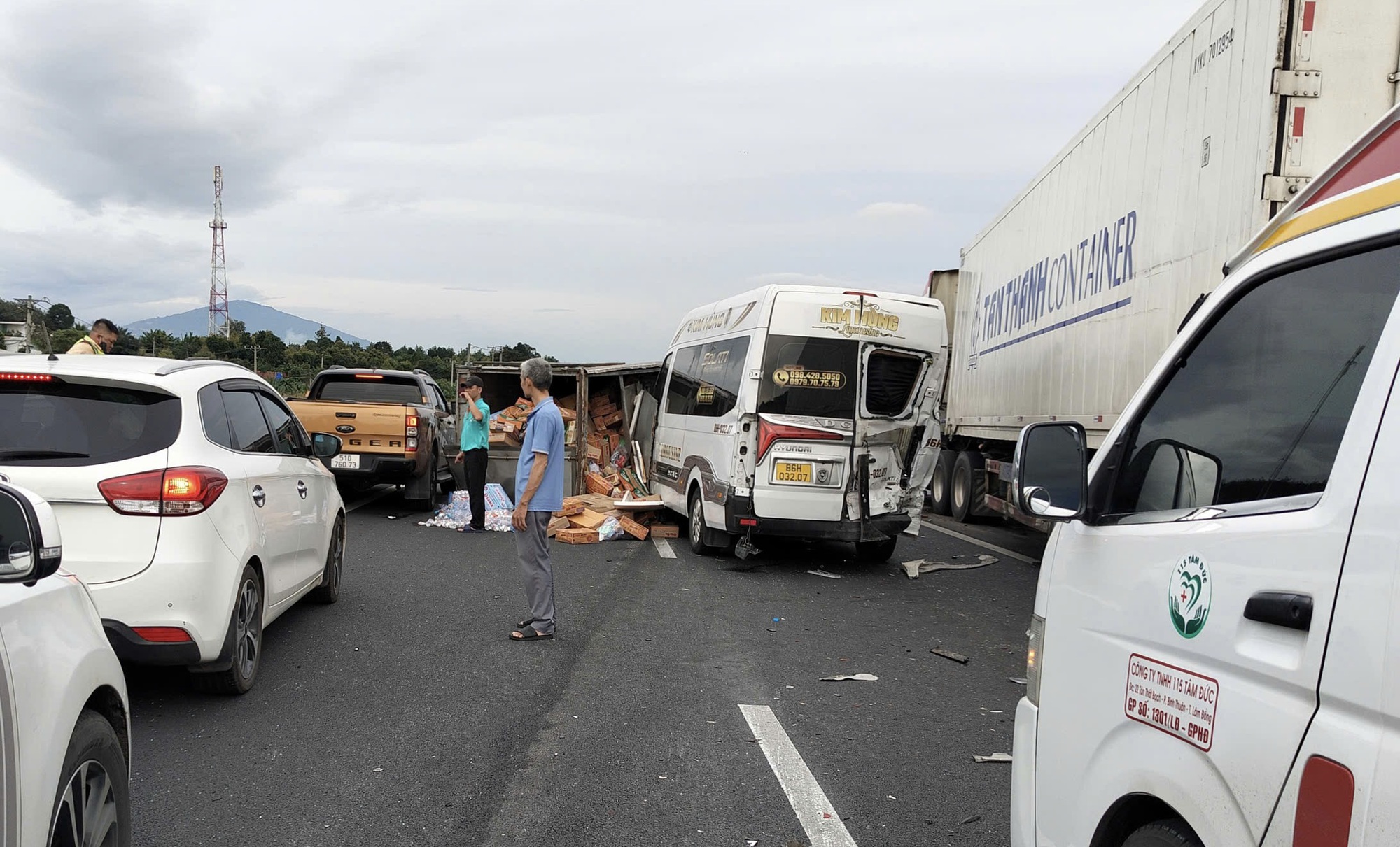 Xe chở hàng cứu trợ gặp nạn trên tuyến cao tốc Phan Thiết - Dầu Giây- Ảnh 3. Xe chở hàng cứu trợ gặp nạn trên tuyến cao tốc Phan Thiết - Dầu Giây- Ảnh 3.