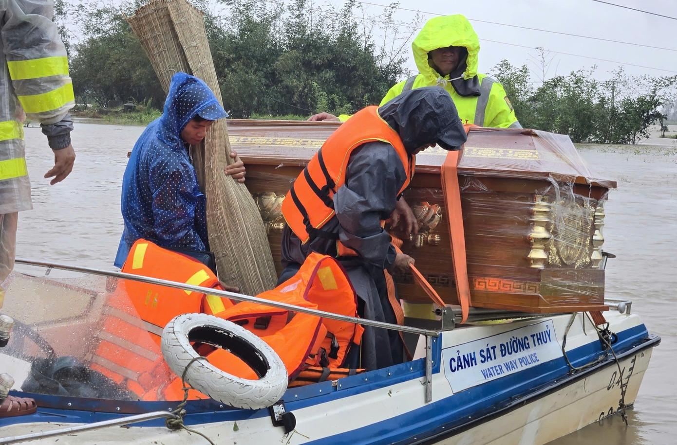 Cháu bé tử vong, Công an Đắk Lắk vượt lũ mang quan tài để gia đình lo hậu sự- Ảnh 1.