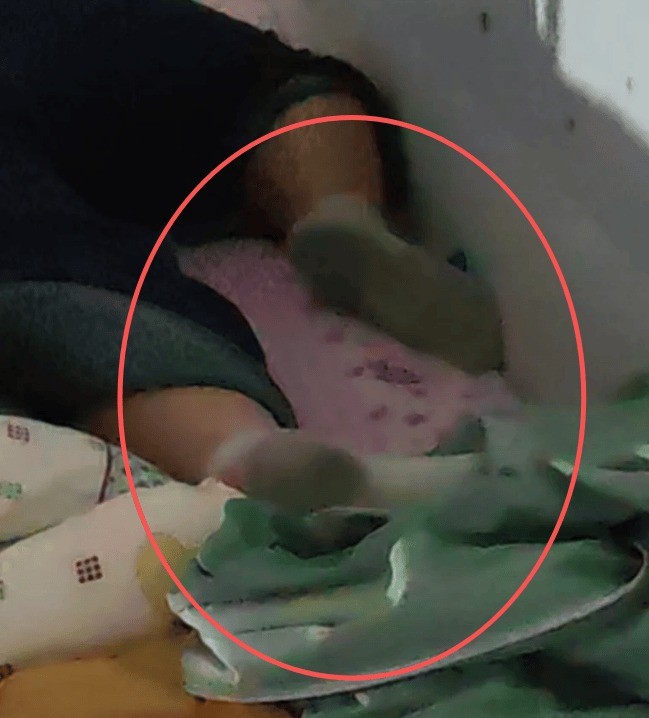 Đôi tất của một nữ sinh trong phòng KTX khiến cả MXH tranh luận- Ảnh 1.