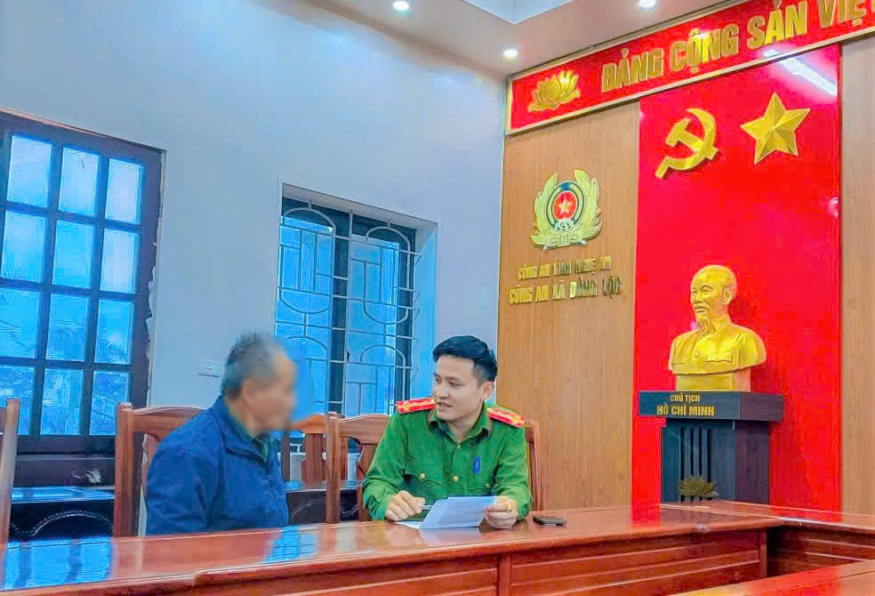 Cụ ông 77 tuổi thoát bẫy lừa đảo ngoạn mục ngay tại ngân hàng, thở phào vì giữ được gia sản 300 triệu- Ảnh 1. Cụ ông 77 tuổi thoát bẫy lừa đảo ngoạn mục ngay tại ngân hàng, thở phào vì giữ được gia sản 300 triệu- Ảnh 1.