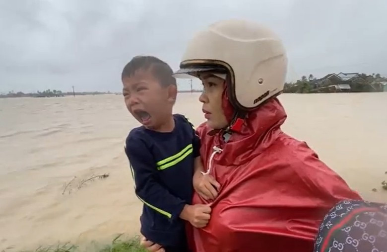 Xúc động cảnh giải cứu người già, trẻ sơ sinh khỏi vùng lũ dữ- Ảnh 9.