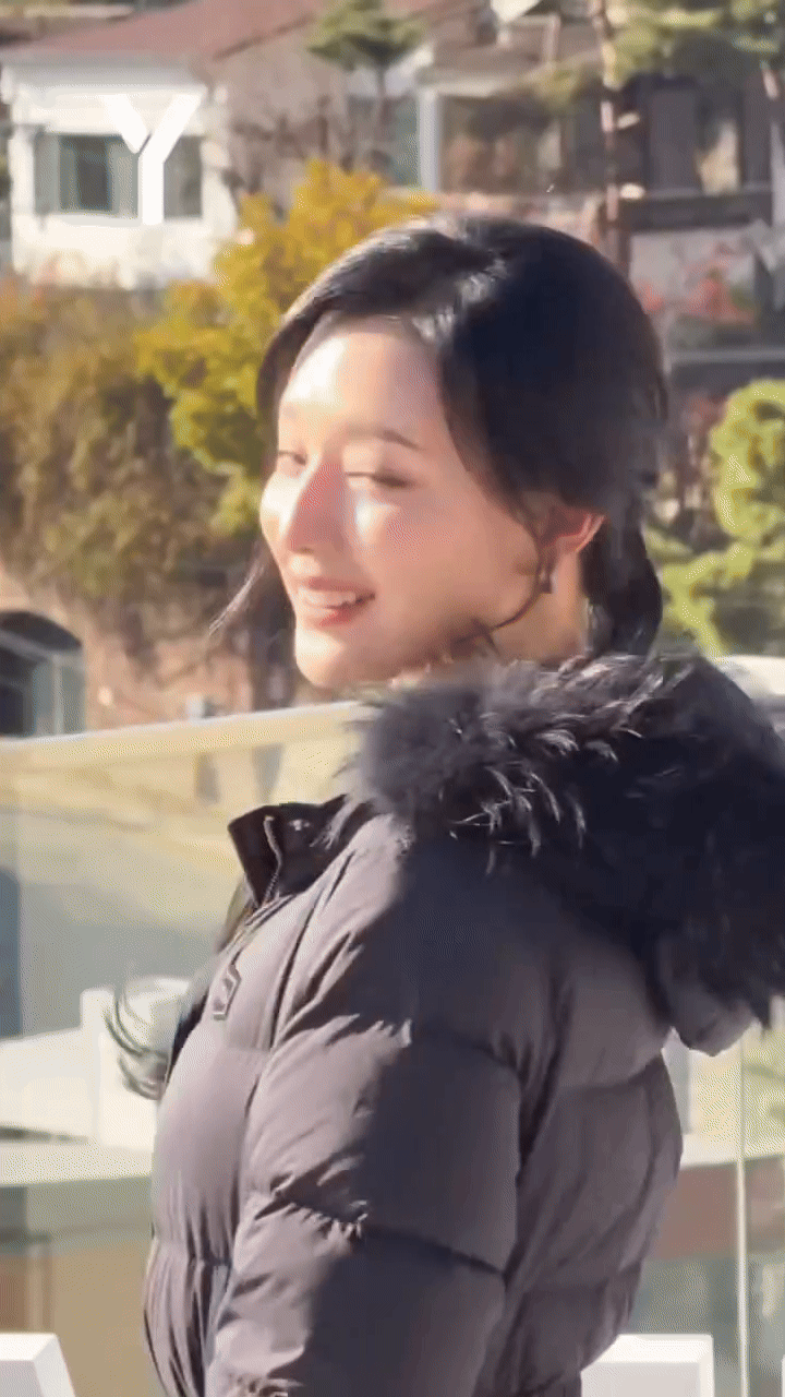 Cũng tới ngày Kim Ji Won bị soi quá đà: Mặt vậy mà vẫn chê?- Ảnh 4. Cũng tới ngày Kim Ji Won bị soi quá đà: Mặt vậy mà vẫn chê?- Ảnh 4.