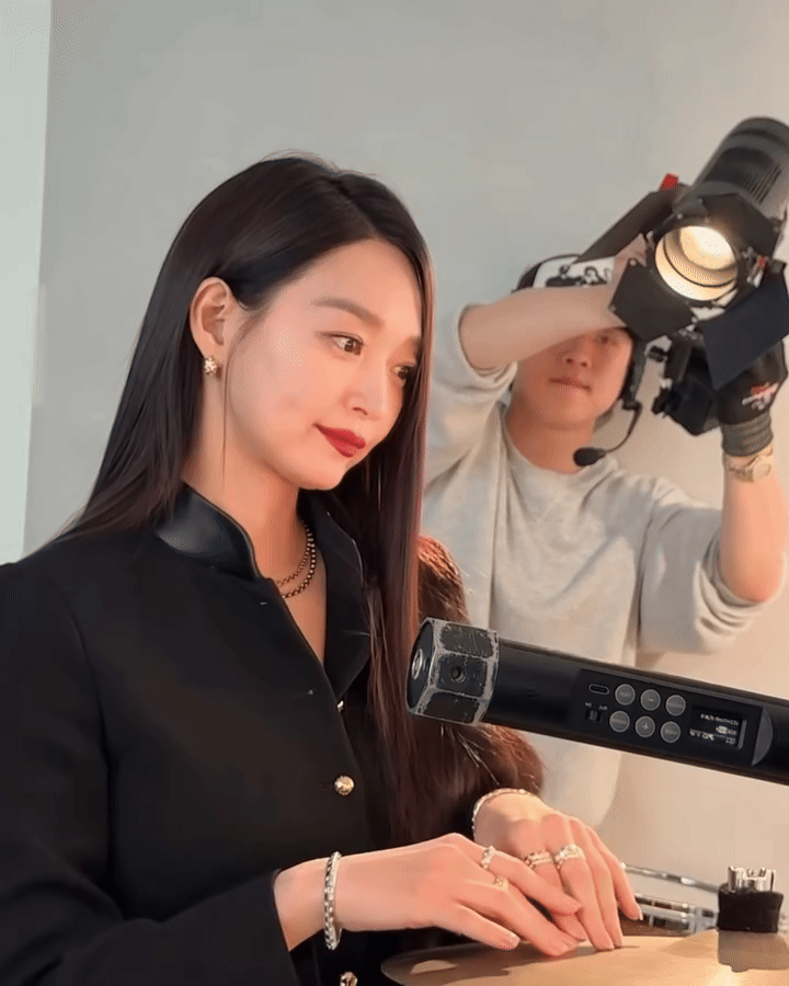 Trong 7 chiếc nhẫn Shin Min Ah khoe, nhẫn nào là nhẫn đính hôn với Kim Woo Bin?- Ảnh 1.