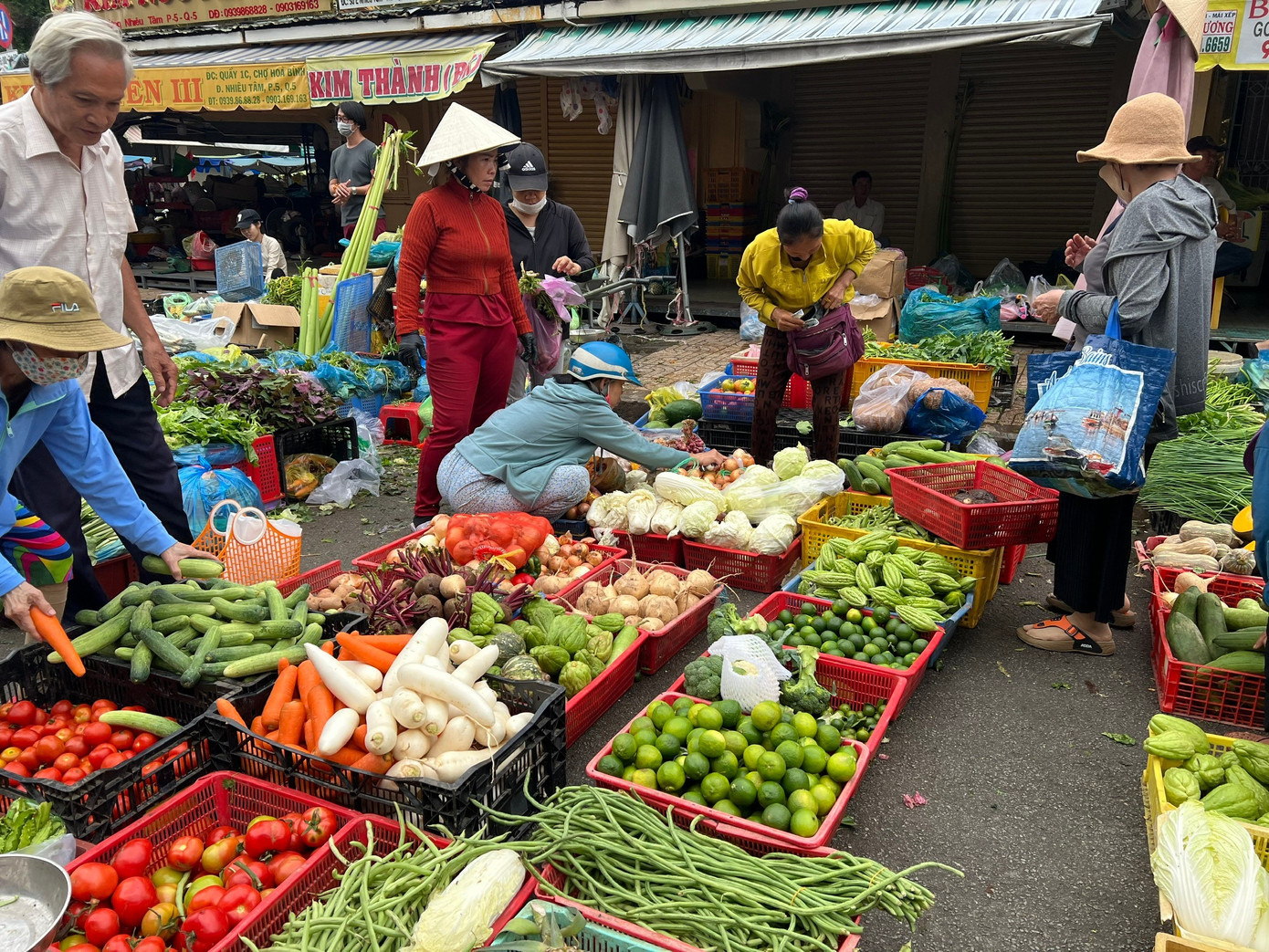 Lý do nguồn cung khá ổn định nhưng giá rau tăng chóng mặt ở TPHCM- Ảnh 1.