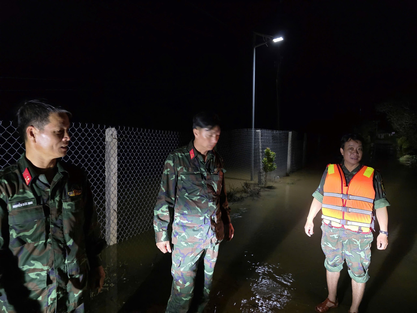 CLIP: Lâm Đồng di dời người dân cùng tài sản khỏi vùng ngập trong đêm- Ảnh 1.