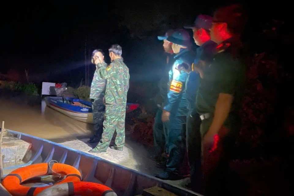 CLIP: Lâm Đồng di dời người dân cùng tài sản khỏi vùng ngập trong đêm- Ảnh 2.