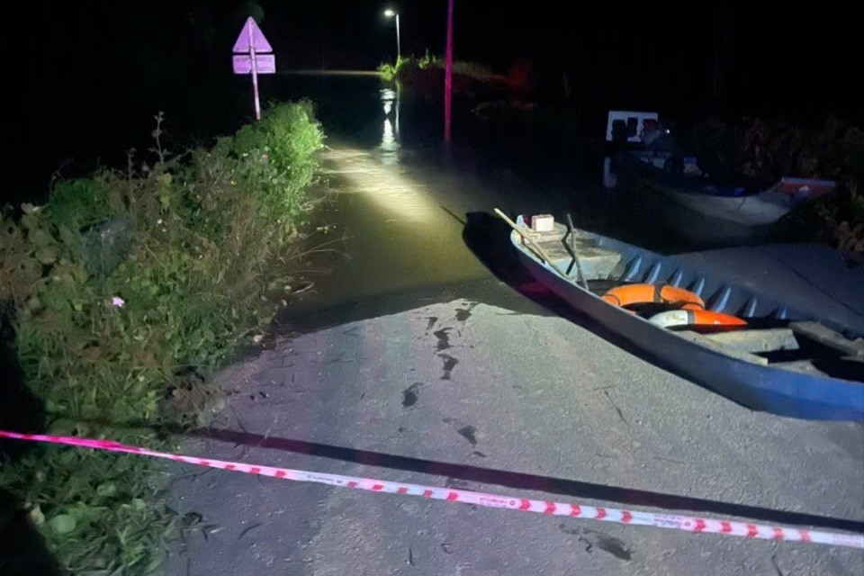 CLIP: Lâm Đồng di dời người dân cùng tài sản khỏi vùng ngập trong đêm- Ảnh 6.