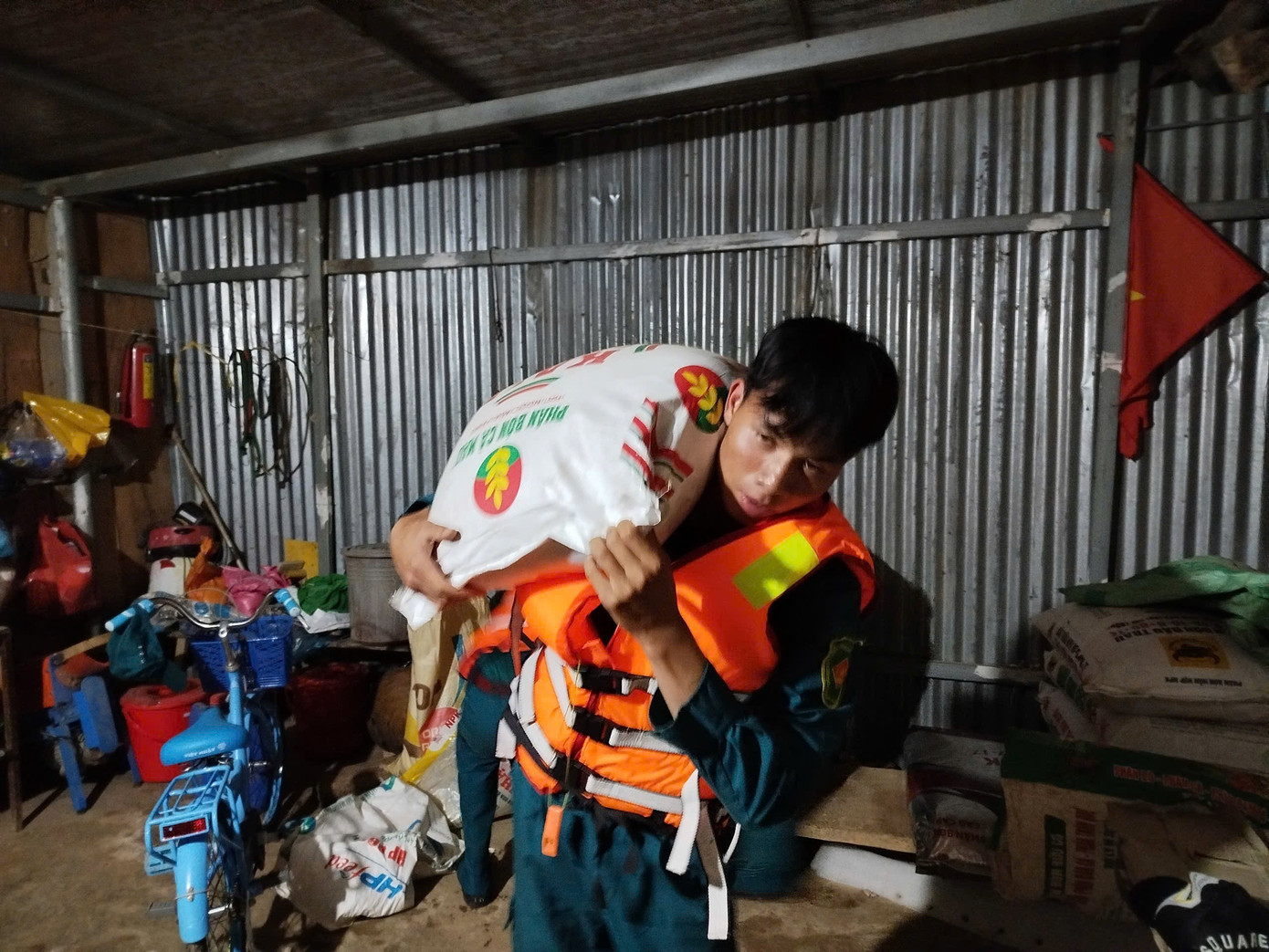 CLIP: Lâm Đồng di dời người dân cùng tài sản khỏi vùng ngập trong đêm- Ảnh 7.