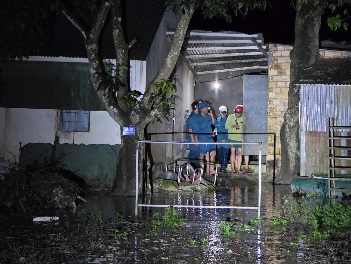 CLIP: Lâm Đồng di dời người dân cùng tài sản khỏi vùng ngập trong đêm- Ảnh 3.