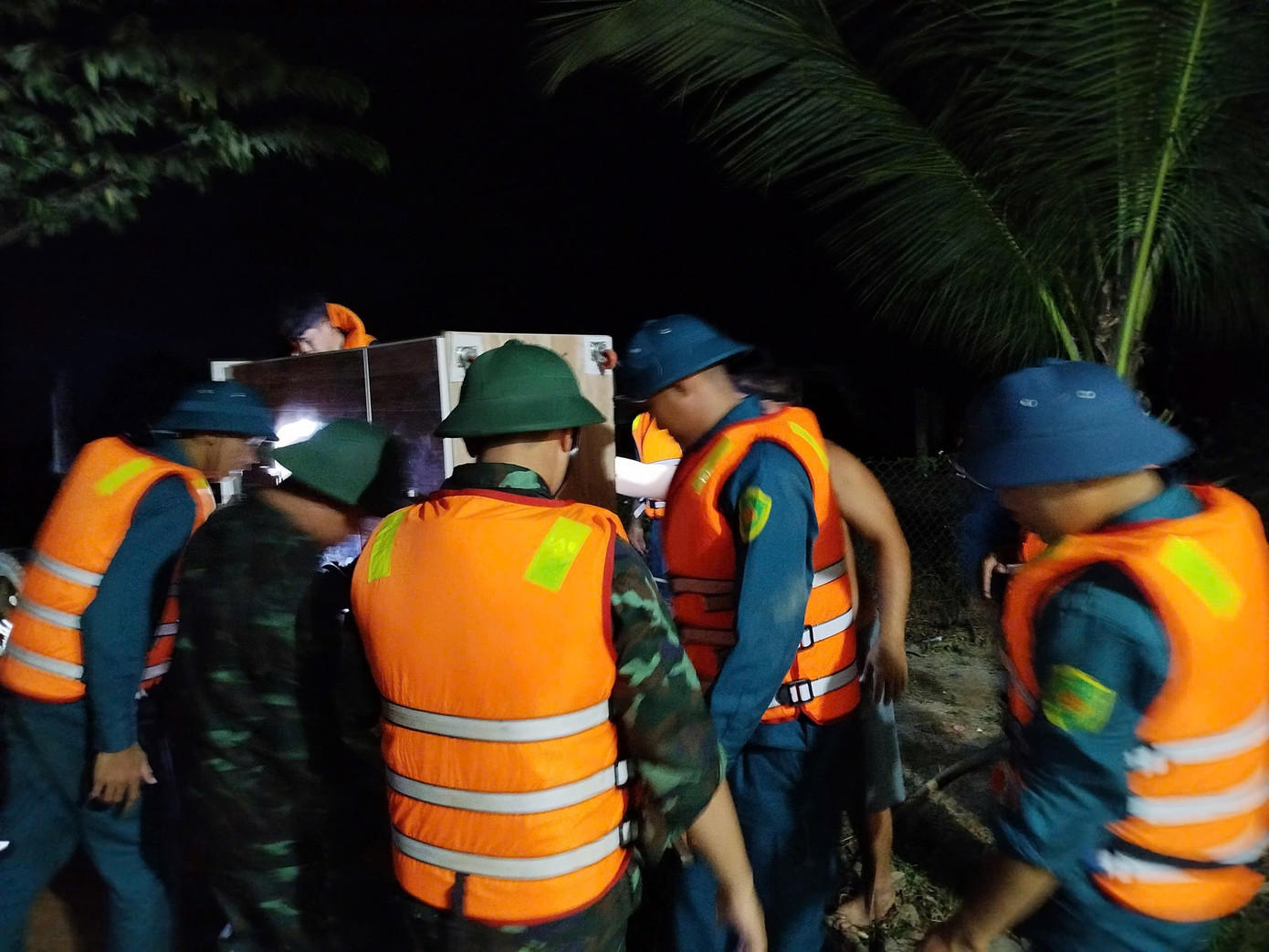 CLIP: Lâm Đồng di dời người dân cùng tài sản khỏi vùng ngập trong đêm- Ảnh 4.