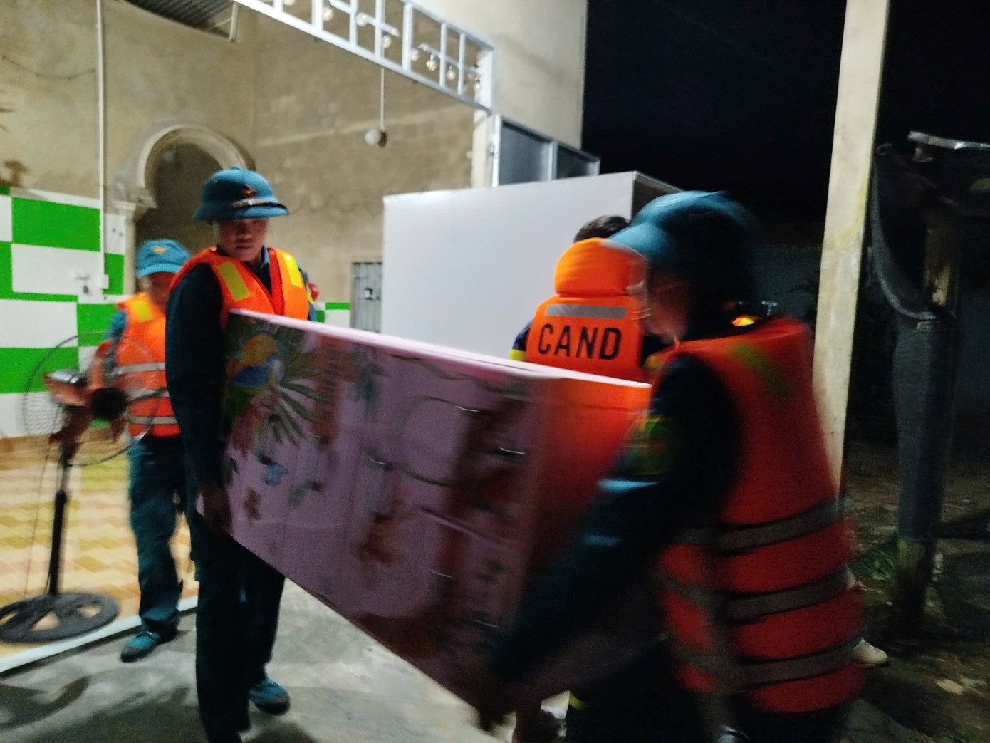 CLIP: Lâm Đồng di dời người dân cùng tài sản khỏi vùng ngập trong đêm- Ảnh 5.