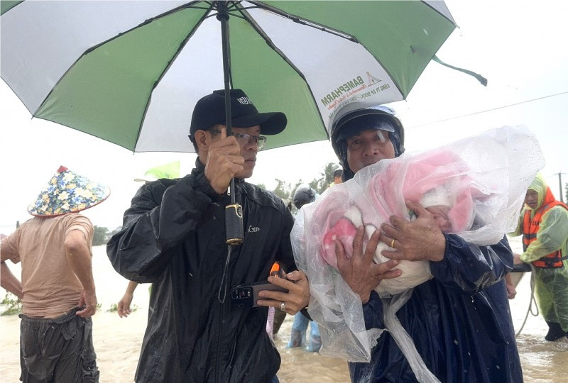 Xúc động cảnh giải cứu người già, trẻ sơ sinh khỏi vùng lũ dữ- Ảnh 10.