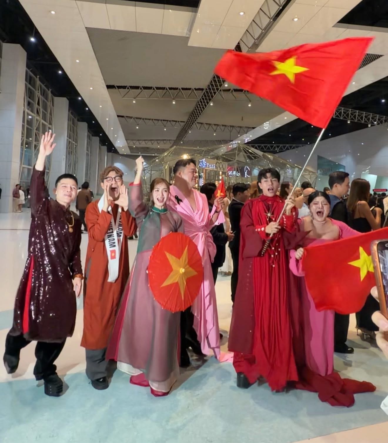 Đoàn Việt Nam sang Thái Lan cổ vũ Hương Giang tại Chung kết Miss Universe: Không có ồn nhất, chỉ có ồn hơn!- Ảnh 2. Đoàn Việt Nam sang Thái Lan cổ vũ Hương Giang tại Chung kết Miss Universe: Không có ồn nhất, chỉ có ồn hơn!- Ảnh 2.