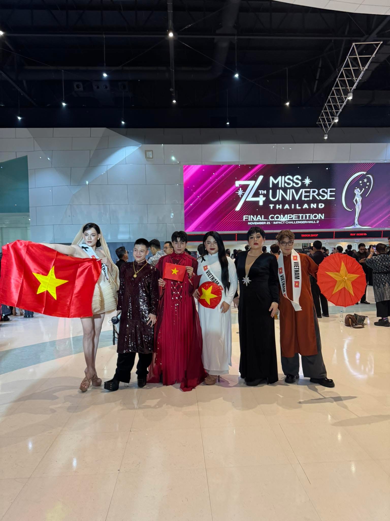 Đoàn Việt Nam sang Thái Lan cổ vũ Hương Giang tại Chung kết Miss Universe: Không có ồn nhất, chỉ có ồn hơn!- Ảnh 4. Đoàn Việt Nam sang Thái Lan cổ vũ Hương Giang tại Chung kết Miss Universe: Không có ồn nhất, chỉ có ồn hơn!- Ảnh 4.