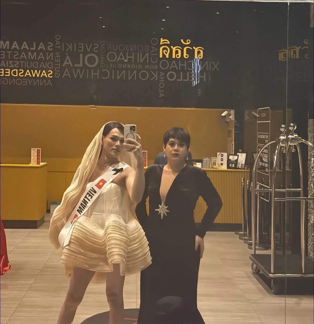 Đoàn Việt Nam sang Thái Lan cổ vũ Hương Giang tại Chung kết Miss Universe: Không có ồn nhất, chỉ có ồn hơn!- Ảnh 5. Đoàn Việt Nam sang Thái Lan cổ vũ Hương Giang tại Chung kết Miss Universe: Không có ồn nhất, chỉ có ồn hơn!- Ảnh 5.