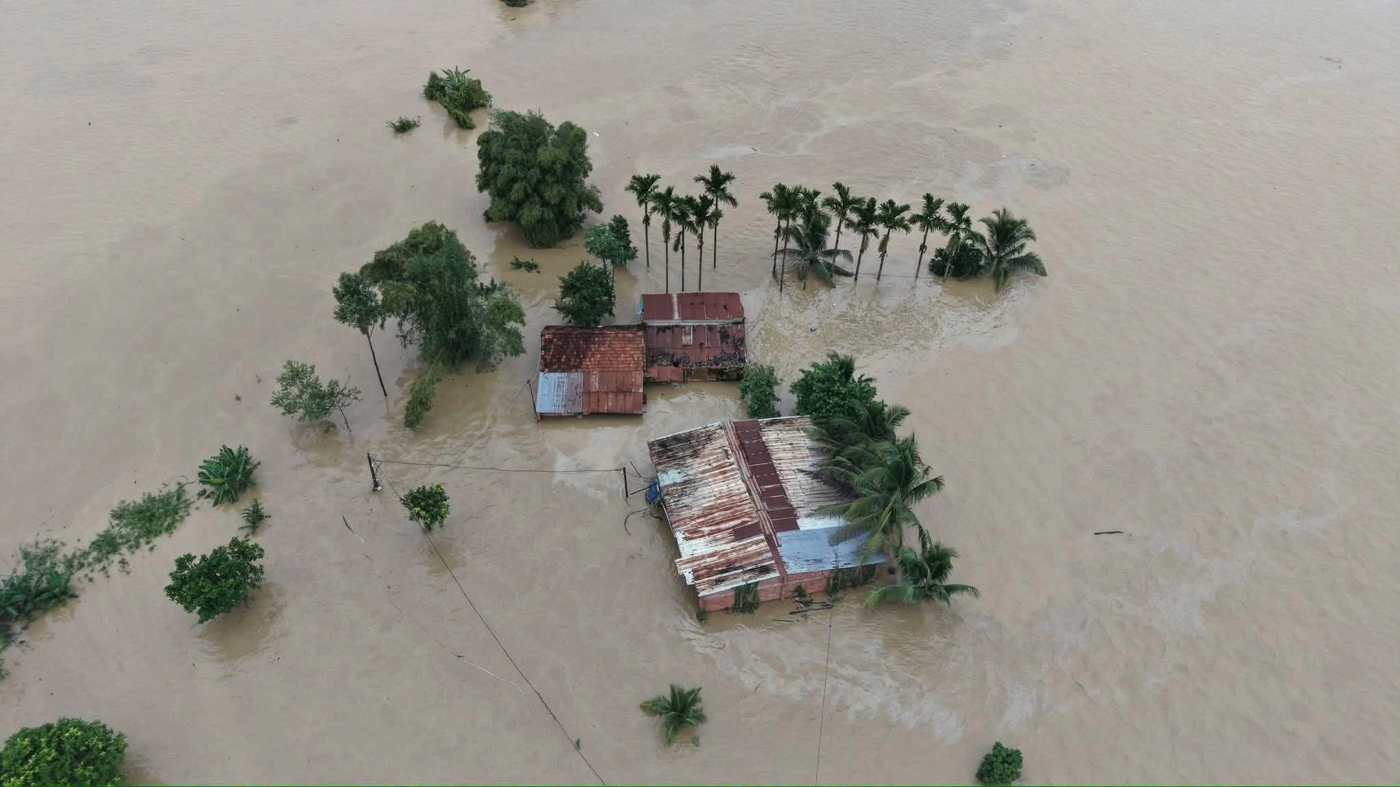 Mưa lũ chiều 21-11: Đắk Lắk c&ocirc;ng bố t&igrave;nh huống khẩn cấp tại 40 x&atilde;, phường- Ảnh 8.