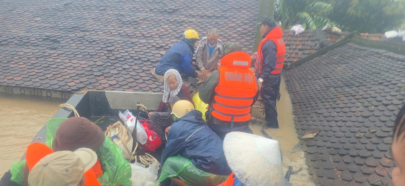 Xúc động cảnh giải cứu người già, trẻ sơ sinh khỏi vùng lũ dữ- Ảnh 5.