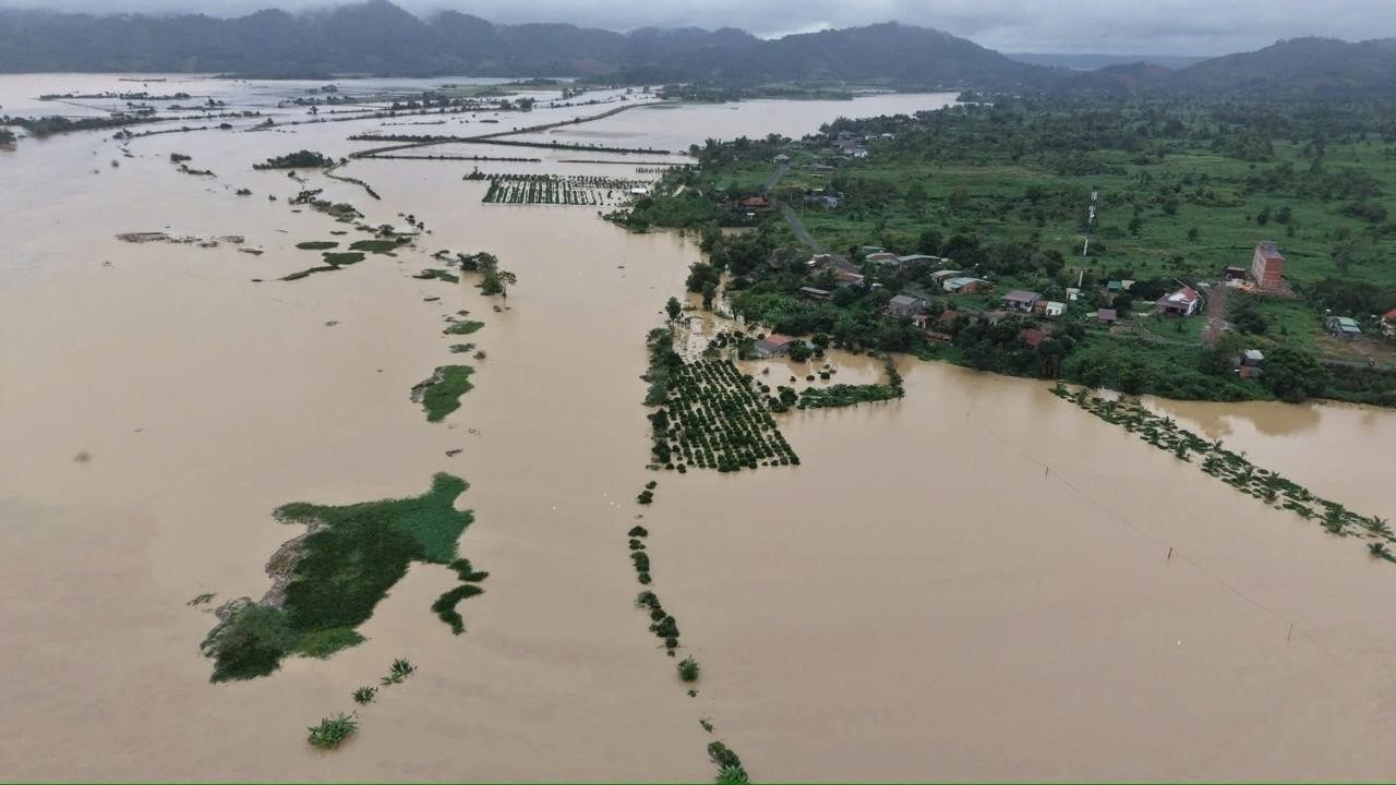 Xúc động cảnh giải cứu người già, trẻ sơ sinh khỏi vùng lũ dữ- Ảnh 1.