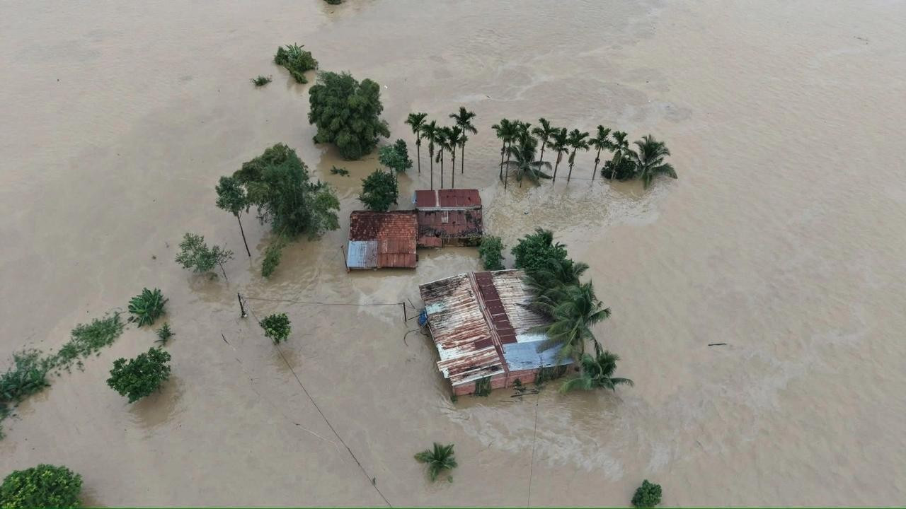 Xúc động cảnh giải cứu người già, trẻ sơ sinh khỏi vùng lũ dữ- Ảnh 2.