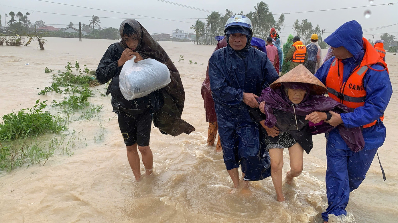 Xúc động cảnh giải cứu người già, trẻ sơ sinh khỏi vùng lũ dữ- Ảnh 7.