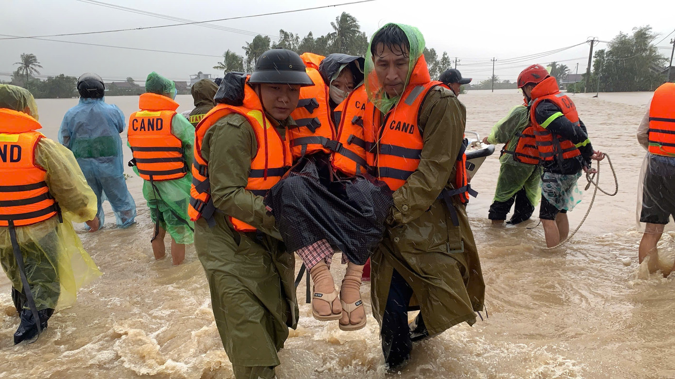 Xúc động cảnh giải cứu người già, trẻ sơ sinh khỏi vùng lũ dữ- Ảnh 6.