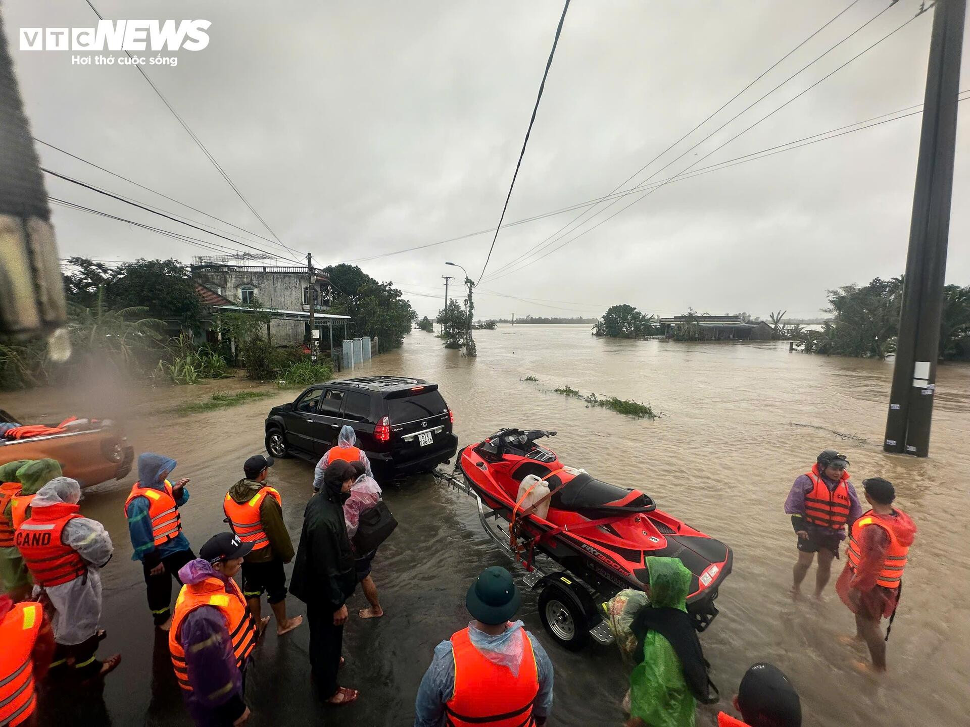 Đắk Lắk lũ vượt mái nhà, dân thoát nạn nghẹn ngào: 'Ngỡ mình chết hôm qua'- Ảnh 4.