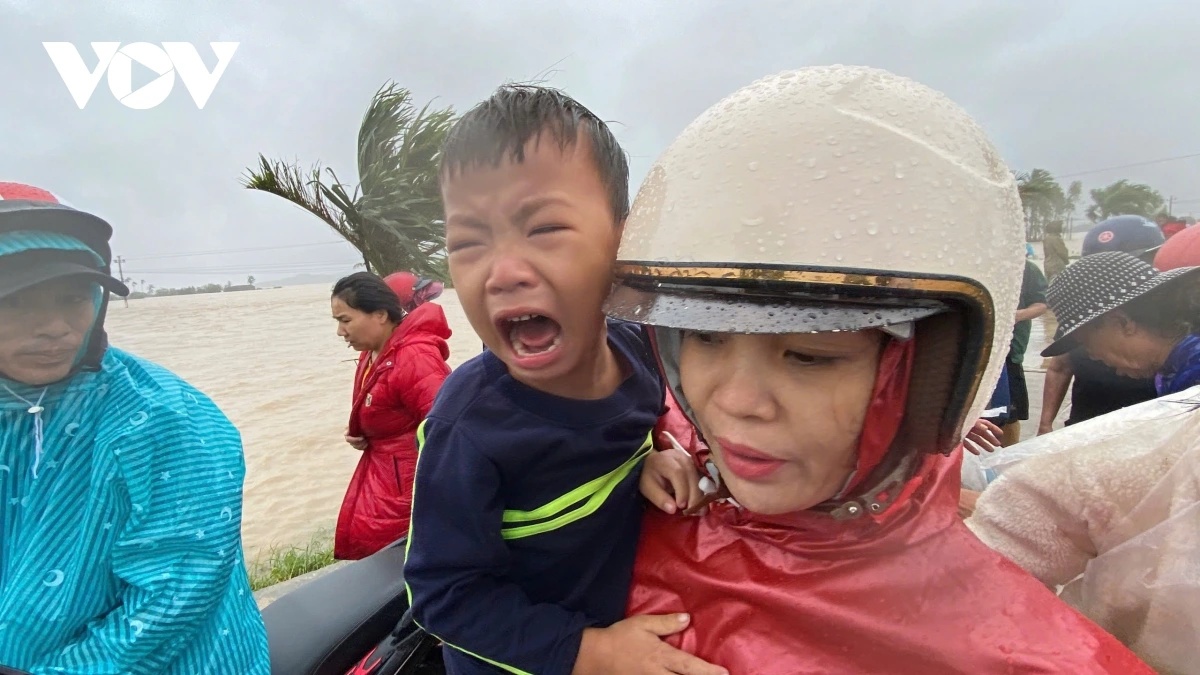Em bé 20 ngày tuổi được cứu khỏi vùng lũ sau hơn 2 ngày ở trên nóc nhà cùng mẹ- Ảnh 7.