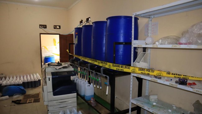 Đột kích một cơ sở in lụa, công an bất ngờ tóm gọn đường dây sản xuất nước giặt giả, tịch thu hàng trăm can nhựa chứa hóa chất cùng máy trộn công nghiệp- Ảnh 2.