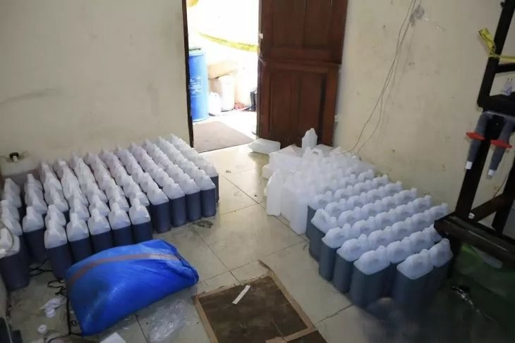 Đột kích một cơ sở in lụa, công an bất ngờ tóm gọn đường dây sản xuất nước giặt giả, tịch thu hàng trăm can nhựa chứa hóa chất cùng máy trộn công nghiệp- Ảnh 1.