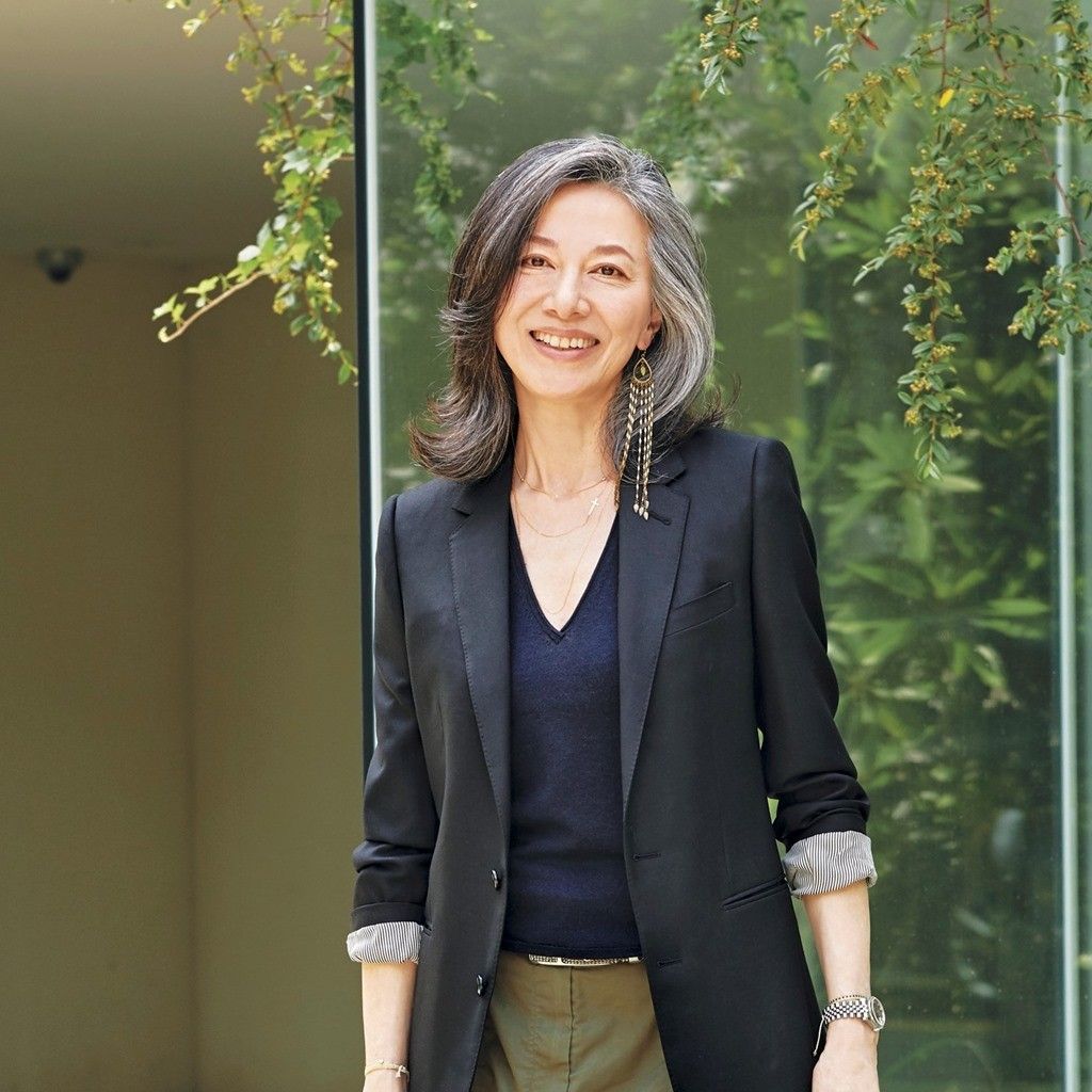 Với mái tóc bạc tự nhiên, phụ nữ trung niên nên uốn tóc, tạo độ phồng, nhìn sẽ trẻ và quý phái hơn- Ảnh 4.