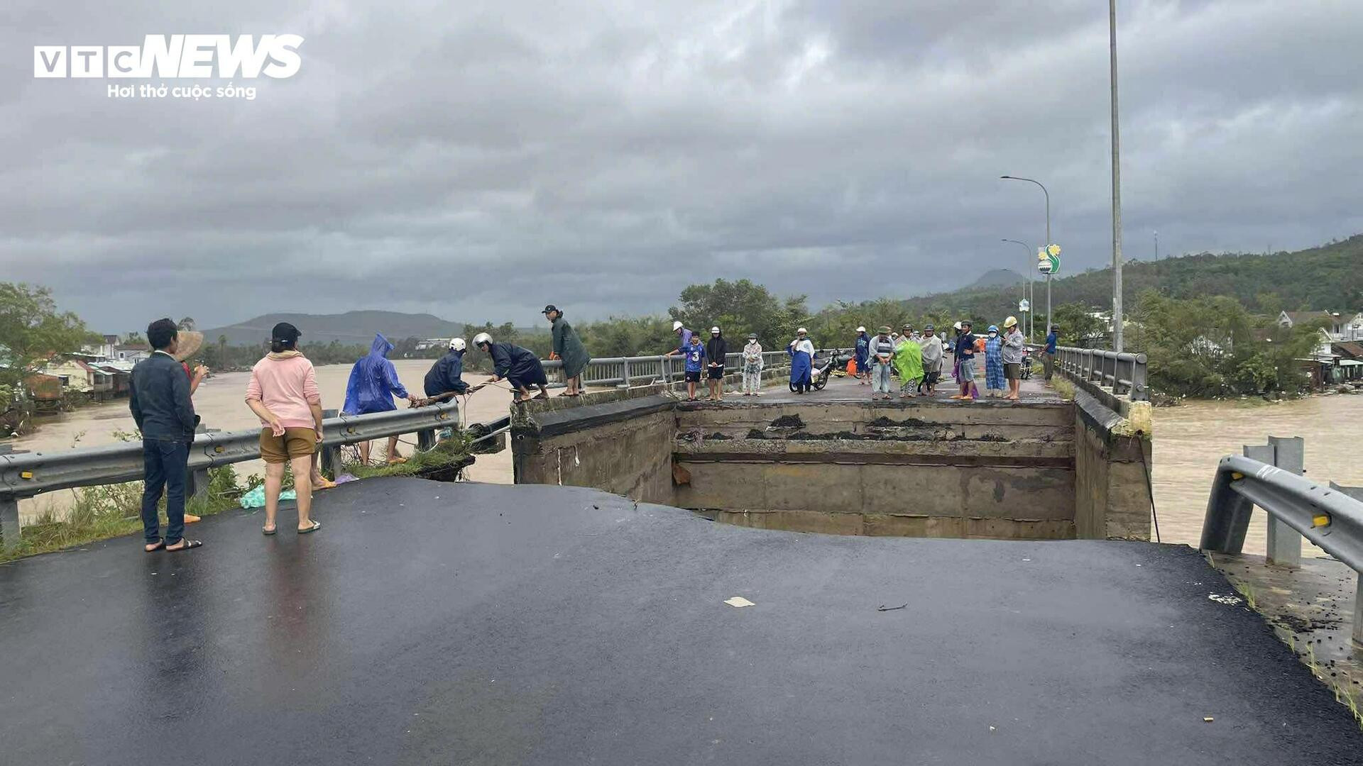 Đắk Lắk lũ vượt mái nhà, dân thoát nạn nghẹn ngào: 'Ngỡ mình chết hôm qua'- Ảnh 9.
