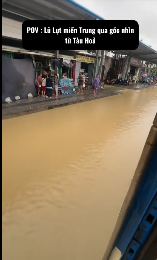 3 ngày 2 đêm kẹt trên tàu Quảng Ngãi - TP.HCM ngày lũ lụt: Có những ấm áp rất Việt Nam!- Ảnh 2.