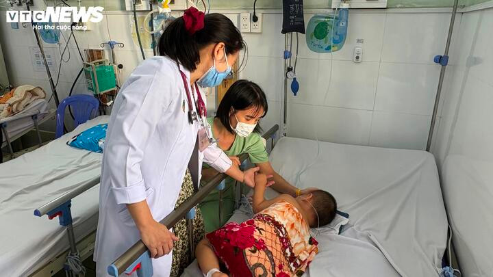 Nhiều trẻ ở TP.HCM mắc tay chân miệng chuyển nặng, bác sĩ cảnh báo gì?- Ảnh 1.