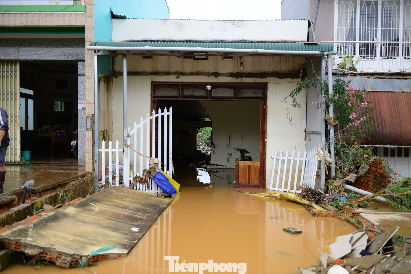 Xót xa cảnh tan hoang sau mưa lũ ở Lâm Đồng, nhiều hộ chỉ còn trơ lại nền nhà- Ảnh 8.