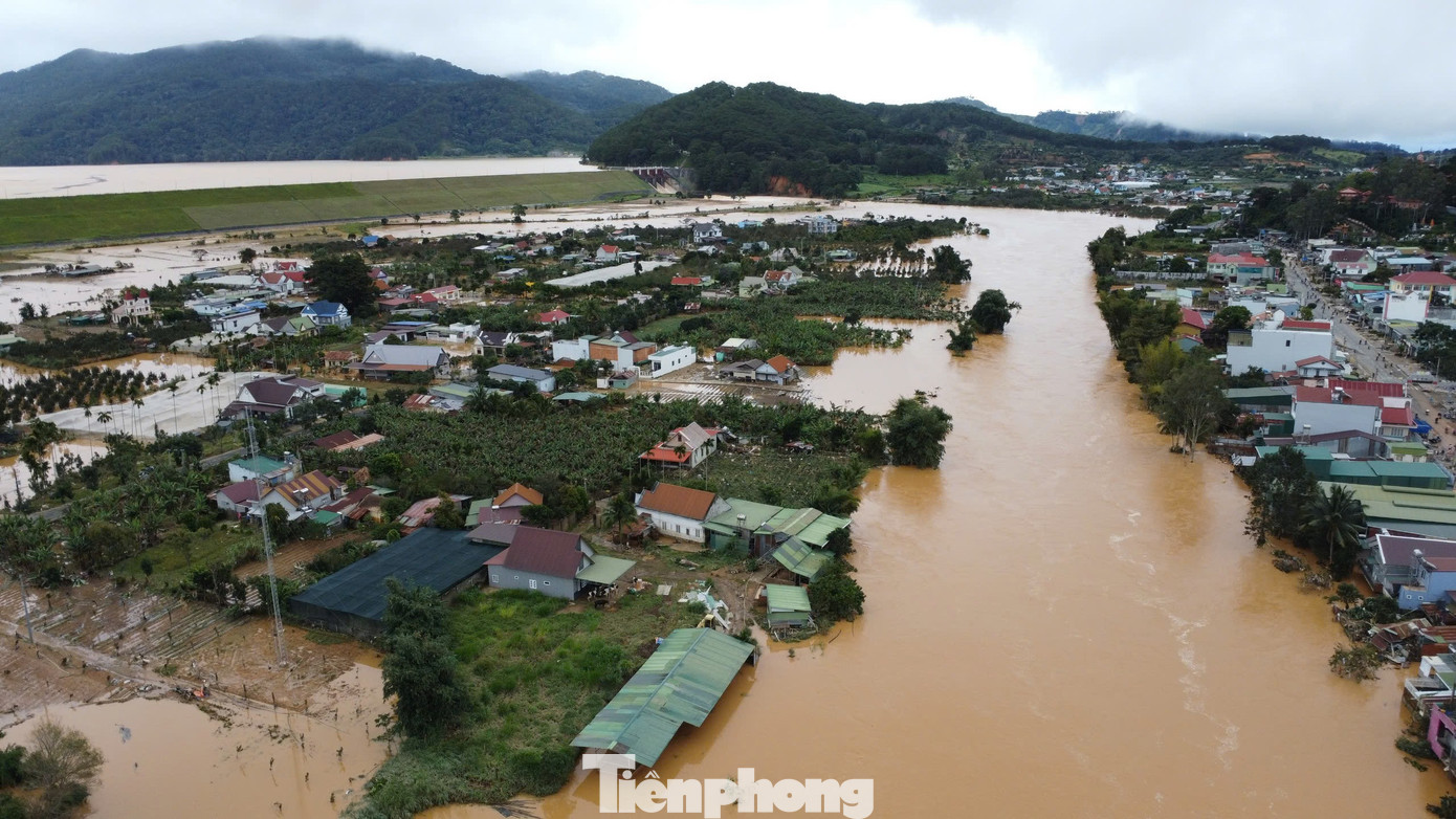 Xót xa cảnh tan hoang sau mưa lũ ở Lâm Đồng, nhiều hộ chỉ còn trơ lại nền nhà- Ảnh 1.