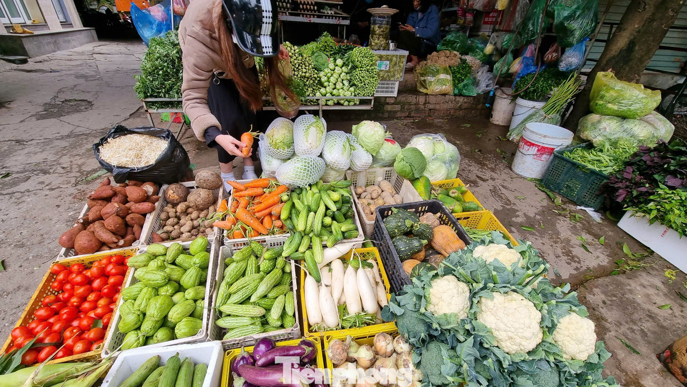 Rau củ đắt hơn thịt, người Hà Nội choáng như bị "móc túi"- Ảnh 1.