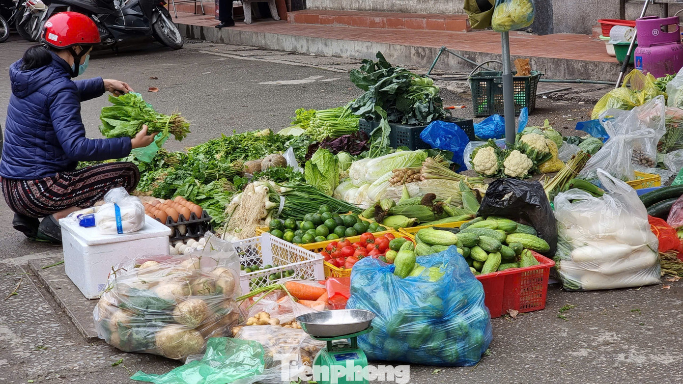 Rau củ đắt hơn thịt, người Hà Nội choáng như bị "móc túi"- Ảnh 2.